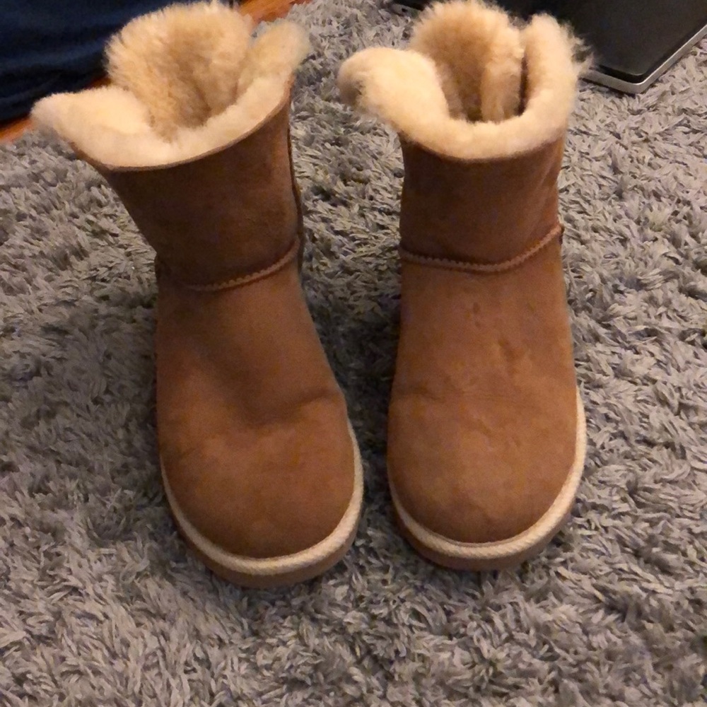 Gently used mini bailey uggs in color chestnut